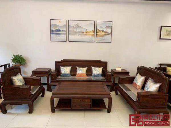 創(chuàng)輝紅木十分注重產(chǎn)品的打造，不僅建立規(guī)模巨大新廠房保證出品力，更是花重力不斷研發(fā)新產(chǎn)品