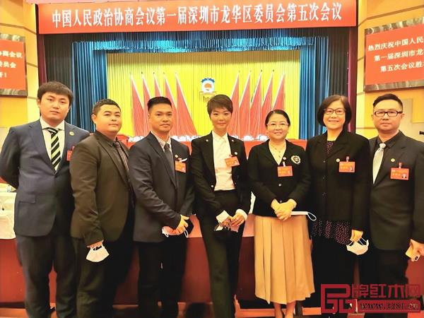 戴為集團(tuán)創(chuàng)始人翁肖尤（中）有智慧與擔(dān)當(dāng)，積極與深圳市龍華區(qū)委員會(huì)成員進(jìn)行思想碰撞