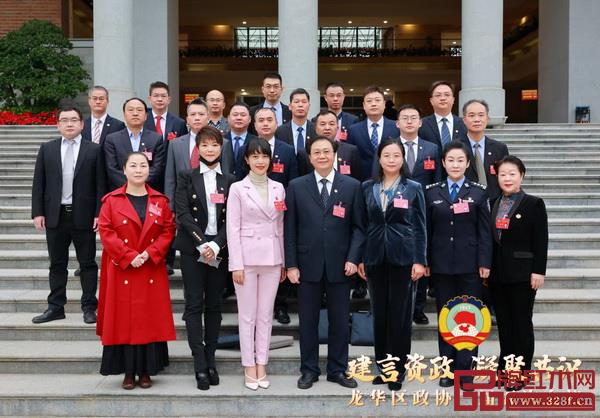 政協(xié)深圳市龍華區(qū)委員會(huì)委員、戴為集團(tuán)創(chuàng)始人翁肖尤（一排左二）參加龍華區(qū)政協(xié)一屆五次會(huì)議