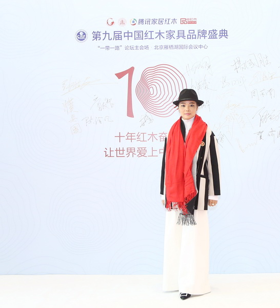 翁肖尤積極參與行業(yè)大型活動(dòng)為品牌代言，是紅木界的時(shí)尚鏗鏘玫瑰