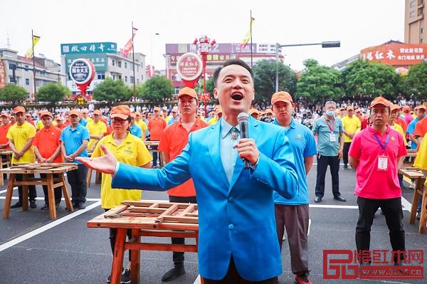 中國(guó)男高音協(xié)會(huì)主席、著名男高音歌唱家陳永峰在開(kāi)幕式上演唱與中國(guó)著名書(shū)畫(huà)家、中國(guó)木雕美術(shù)大師胡冠軍共同作曲的《中華大工匠》 中國(guó)男高音協(xié)會(huì)主席、著名男高音歌唱家陳永峰在開(kāi)幕式上演唱與中國(guó)著名書(shū)畫(huà)家、中國(guó)木雕美術(shù)大師胡冠軍共同作曲的《中華大工匠》