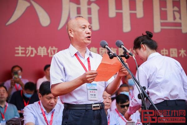 中國(guó)木材與木制品流通協(xié)會(huì)會(huì)長(zhǎng)李佳峰在開(kāi)幕式上致辭 中國(guó)木材與木制品流通協(xié)會(huì)會(huì)長(zhǎng)李佳峰在開(kāi)幕式上致辭