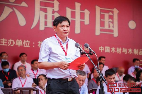 浙江省林業(yè)局副局長(zhǎng)陸獻(xiàn)峰在開(kāi)幕式上致辭 浙江省林業(yè)局副局長(zhǎng)陸獻(xiàn)峰在開(kāi)幕式上致辭