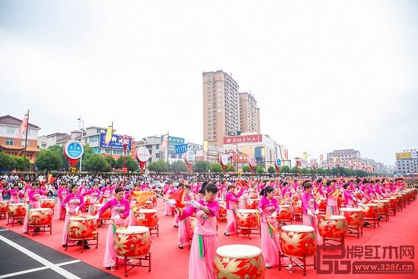 第六屆花園紅木文化節(jié)開(kāi)幕式上,兩百大鼓齊鳴慶賀 第六屆花園紅木文化節(jié)開(kāi)幕式上,兩百大鼓齊鳴慶賀