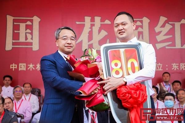 花園聯(lián)合黨委副書(shū)記、花園生物高科董事長(zhǎng)邵徐君與一汽集團(tuán)副總經(jīng)理王林虎(右)共同完成紅旗轎車(chē)交儀式 花園聯(lián)合黨委副書(shū)記、花園生物高科董事長(zhǎng)邵徐君與一汽集團(tuán)副總經(jīng)理王林虎(右)共同完成紅旗轎車(chē)交儀式