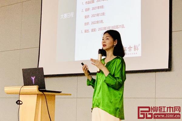 紅古軒營銷總監(jiān)楊晶堅持每年走進(jìn)全國各大高校，面對面跟學(xué)習(xí)推廣新中式設(shè)計大賽