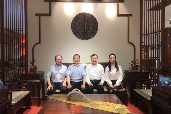 中國家具協(xié)會(huì)理事長(zhǎng)徐祥楠、副理事長(zhǎng)屠祺蒞臨雅典紅木參觀