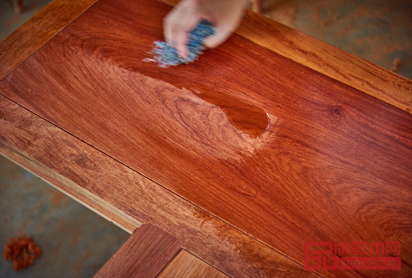 王木匠紅木緬花系列產品涂擦天然蜂蠟，安全健康、真材實料