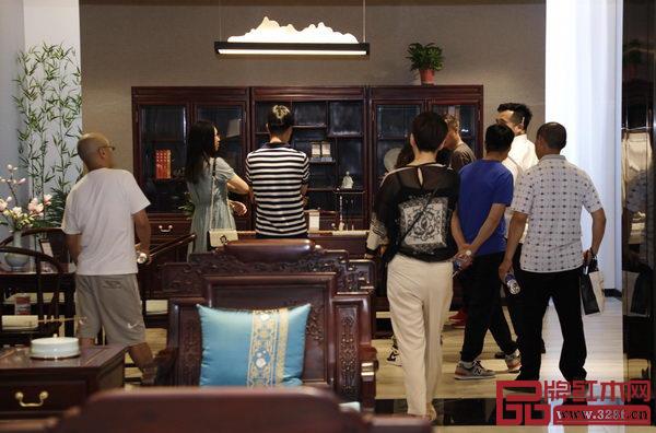 經(jīng)銷商參觀訂貨現(xiàn)場 經(jīng)銷商參觀訂貨現(xiàn)場