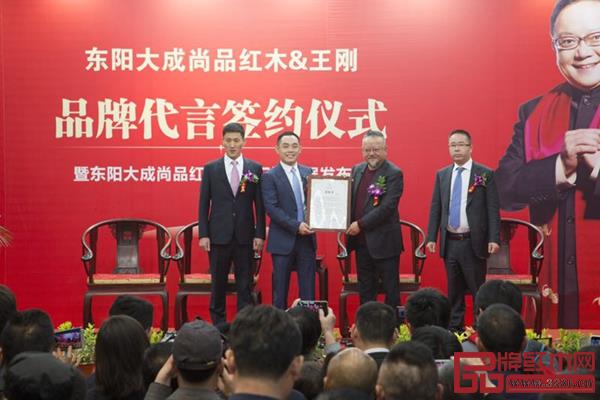 著名表演藝術(shù)家、鑒寶專家王剛(右二)為大成尚品代言 著名表演藝術(shù)家、鑒寶專家王剛(右二)為大成尚品代言