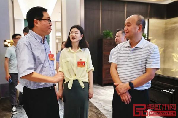 中山市紅古軒家具有限公司營銷總監(jiān)楊晶（中）陪同領(lǐng)導(dǎo)嘉賓參觀紅古軒中式美學(xué)空間