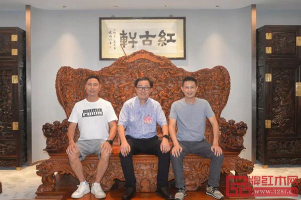 市人大常委會副主任關(guān)瑞麟（中）與紅古軒創(chuàng)始人吳赤宇（右）、紅古軒生產(chǎn)廠長李仲良（左）落座紅古軒家具合影