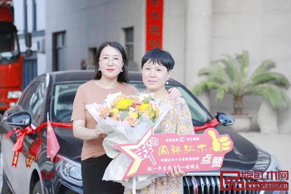 國(guó)祥紅木經(jīng)銷(xiāo)商諸城李總(右)喜獲大獎(jiǎng),與國(guó)祥紅木總經(jīng)理黃玉萍合影留念 國(guó)祥紅木經(jīng)銷(xiāo)商諸城李總(右)喜獲大獎(jiǎng),與國(guó)祥紅木總經(jīng)理黃玉萍合影留念