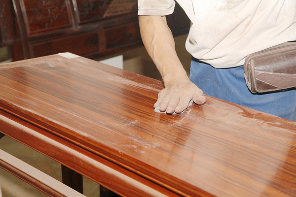 大成尚品匠人手工打磨至1200目砂紙,使家具圓潤光滑 大成尚品匠人手工打磨至1200目砂紙,使家具圓潤光滑