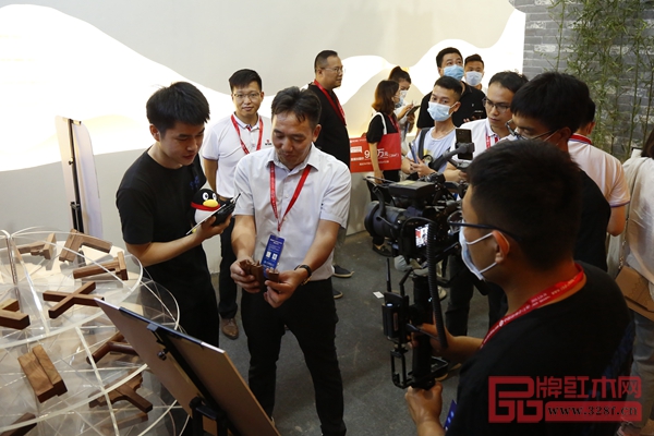 2020廣州建博會(huì)，國(guó)方家居董事長(zhǎng)陳新平介紹榫卯結(jié)構(gòu)