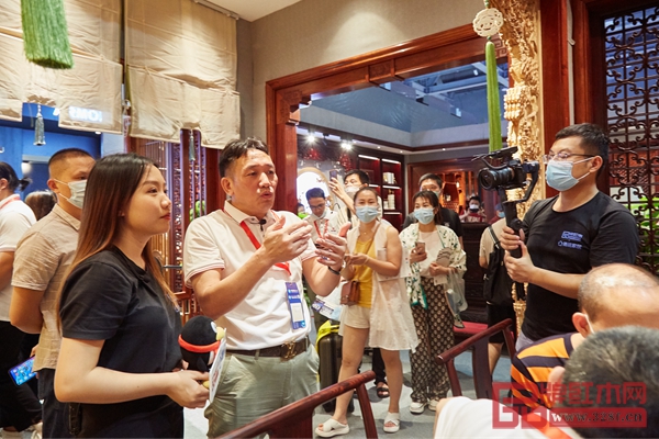 高級(jí)工藝美術(shù)師、2020紅木家具十大領(lǐng)軍企業(yè)家、國方家居董事長陳新平在現(xiàn)場為騰訊家居紅木頻道的記者介紹了國方家居中式原木整裝的特色 高級(jí)工藝美術(shù)師、2020紅木家具十大領(lǐng)軍企業(yè)家、國方家居董事長陳新平在現(xiàn)場為騰訊家居紅木頻道的記者介紹了國方家居中式原木整裝的特色