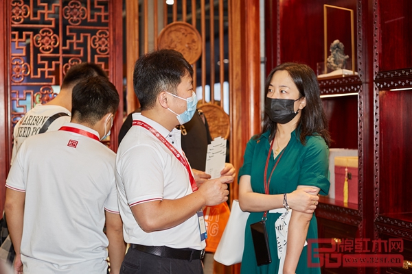 國方家居顧問在為參展商介紹國方家居中式原木整裝特色 國方家居顧問在為參展商介紹國方家居中式原木整裝特色