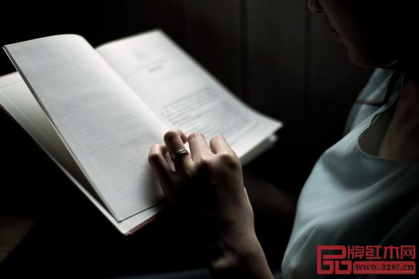 “閱讀是一座隨身攜帶的避難所” “閱讀是一座隨身攜帶的避難所”