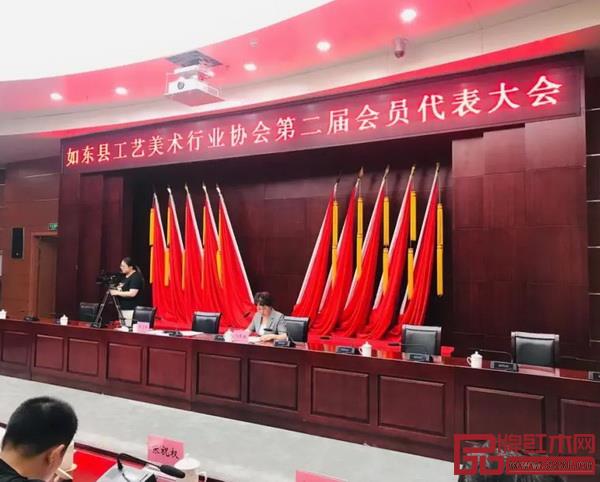 檀一新中式(雅晟紅木)創(chuàng)始人暨如東縣工藝美術(shù)行業(yè)協(xié)會理事長叢東云連任協(xié)會第二屆理事長 檀一新中式(雅晟紅木)創(chuàng)始人暨如東縣工藝美術(shù)行業(yè)協(xié)會理事長叢東云連任協(xié)會第二屆理事長