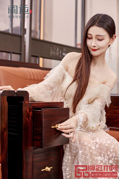 閑適紅木黑酸枝有致沙發(fā)產(chǎn)品模特圖 閑適紅木黑酸枝有致沙發(fā)產(chǎn)品模特圖