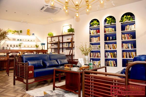 紅古軒有閑書吧,新中式紅木家具與豐富的藏書互為融合 紅古軒有閑書吧,新中式紅木家具與豐富的藏書互為融合