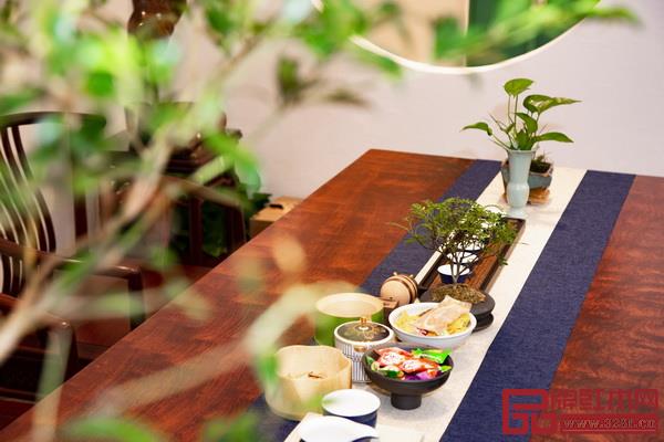 紅古軒有閑書吧里的新中式紅木茶臺 紅古軒有閑書吧里的新中式紅木茶臺