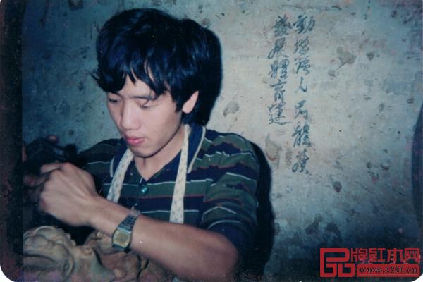 陳新平出身雕刻世家,自小師承名匠,學(xué)習(xí)雕刻技藝 陳新平出身雕刻世家,自小師承名匠,學(xué)習(xí)雕刻技藝