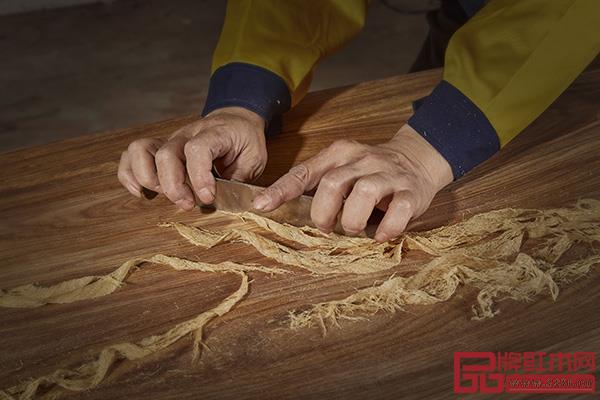 在東禺家居差異化產(chǎn)品策略之下,是堅持對“品質(zhì)”的追求,用心去雕琢每一件家具 在東禺家居差異化產(chǎn)品策略之下,是堅持對“品質(zhì)”的追求,用心去雕琢每一件家具