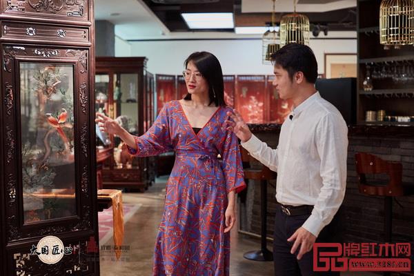 騰訊家居紅木、品牌紅木總編林偉華(右)與泰和園總經(jīng)理邵潔理在泰和園當(dāng)代中式藝術(shù)鑒賞中心參觀 騰訊家居紅木、品牌紅木總編林偉華(右)與泰和園總經(jīng)理邵潔理在泰和園當(dāng)代中式藝術(shù)鑒賞中心參觀