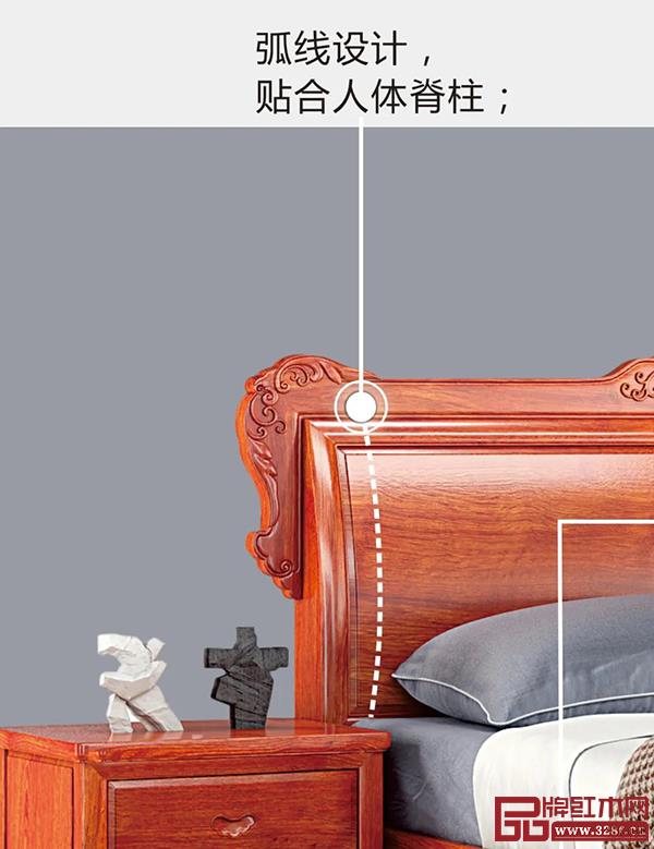 《和氣大床》靠背以弧線設(shè)計(jì)，貼合人體脊柱體曲線，滿足肩頸的依托