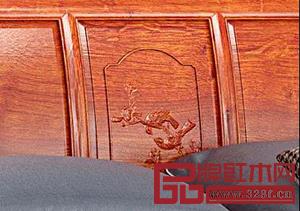 床頭雕刻雙鳥繞枝，婉轉(zhuǎn)和鳴，寓意著夫妻恩愛