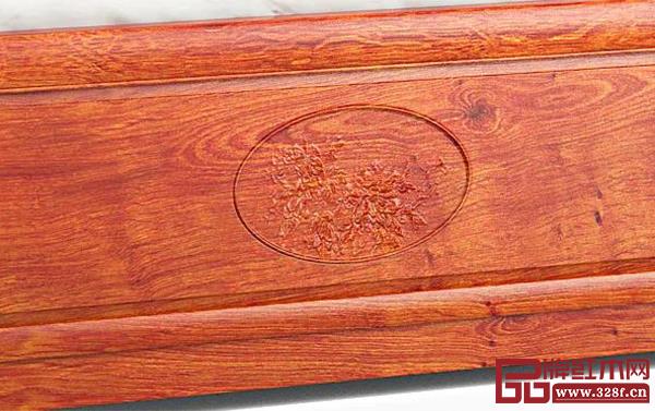 床尾雕刻牡丹國色，寓意富貴、吉祥、幸福