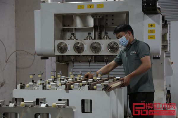閑適紅木數(shù)控化生產(chǎn),打造高性價比精品 閑適紅木數(shù)控化生產(chǎn),打造高性價比精品