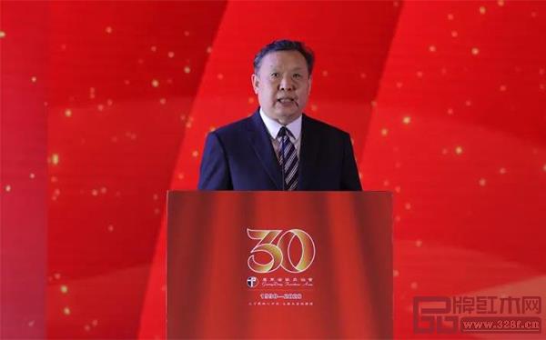 中國輕工聯(lián)黨委副書記、中國家協(xié)理事長徐祥楠對廣東省家具協(xié)會成立三十年表示祝賀 中國輕工聯(lián)黨委副書記、中國家協(xié)理事長徐祥楠對廣東省家具協(xié)會成立三十年表示祝賀