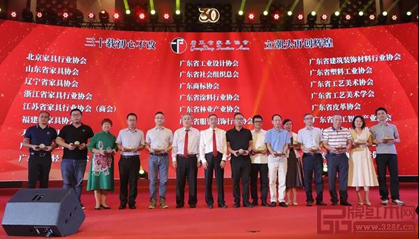 廣東省家具協(xié)會向友好協(xié)會贈送紀念品 廣東省家具協(xié)會向友好協(xié)會贈送紀念品