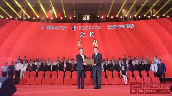 廣東省社會組織管理局副局長徐祖平（左）為廣東省家具協(xié)會第七屆理事會會長王克（右）頒牌
