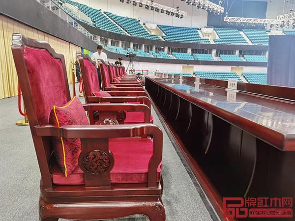 主席臺(tái)上的紅色觀禮臺(tái)和座椅 主席臺(tái)上的紅色觀禮臺(tái)和座椅