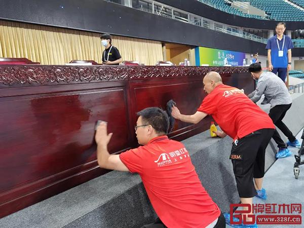 明堂紅木工作人員正在組裝主席臺(tái) 明堂紅木工作人員正在組裝主席臺(tái)