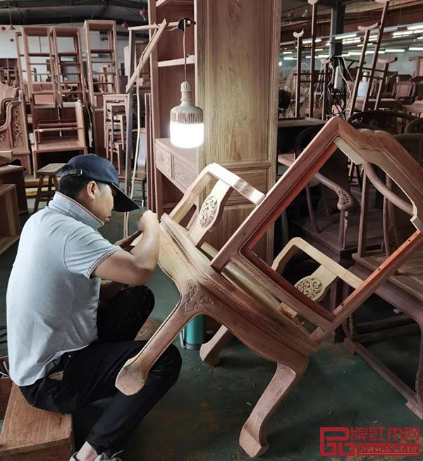 工作人員正在制作主席臺(tái)座椅 工作人員正在制作主席臺(tái)座椅