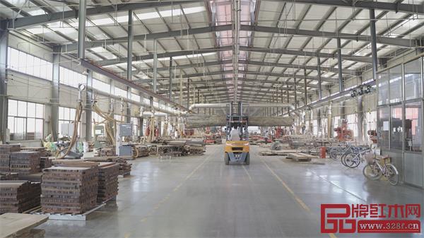 巧奪天工紅木打造大型原材料倉(cāng)儲(chǔ)基地，儲(chǔ)備充足木材，并采用現(xiàn)代工業(yè)企業(yè)的生產(chǎn)管理模式，保證產(chǎn)品的一流品質(zhì)