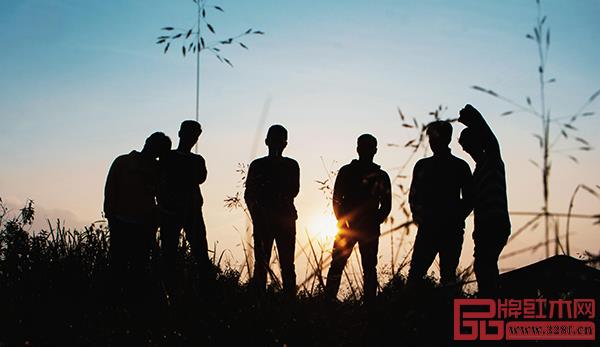 小鎮(zhèn)青年是下沉市場目標(biāo)用戶的重要組成部分 小鎮(zhèn)青年是下沉市場目標(biāo)用戶的重要組成部分