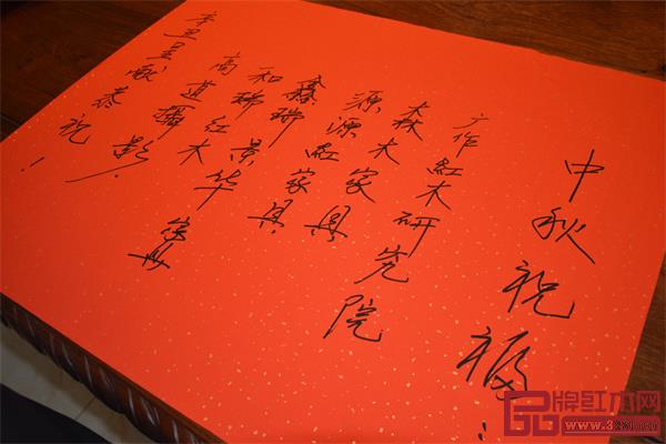 活動(dòng)慰問(wèn)組為大澤鎮(zhèn)敬老院老人們準(zhǔn)備的中秋禮品