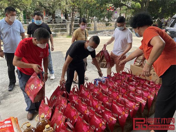 活動(dòng)慰問(wèn)組為大澤鎮(zhèn)敬老院老人們準(zhǔn)備的中秋禮品