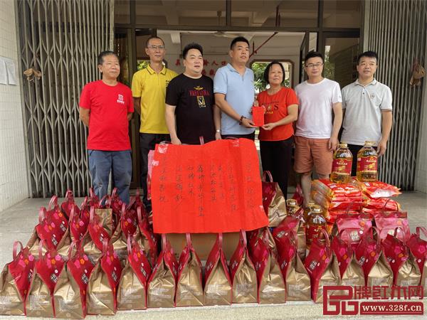 老人們紛紛表示感謝，感謝帶來(lái)那么多的節(jié)日慰問(wèn)品