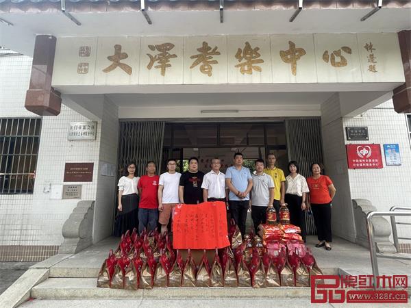 圖左起為：鎮(zhèn)黨政綜合辦公室主任廖潔珠、廣作紅木研究院常務(wù)理事鑫瑞景華彭興華、森木家具蔣華僑、源源紅家具張思元、大澤鎮(zhèn)委書(shū)記寧路庚、廣作紅木研究院院長(zhǎng)尹付林、廣作紅木研究院常務(wù)理事和瑞紅木家具劉冬清、高道攝影汲傳凱、副鎮(zhèn)長(zhǎng)（人選）梁韻芳、大澤敬老院工作人員。