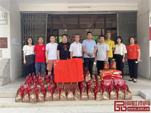 圖左起為：鎮(zhèn)黨政綜合辦公室主任廖潔珠、廣作紅木研究院常務(wù)理事鑫瑞景華彭興華、森木家具蔣華僑、源源紅家具張思元、大澤鎮(zhèn)黨委書(shū)記寧路庚、廣作紅木研究院院長(zhǎng)尹付林、廣作紅木研究院常務(wù)理事和瑞紅木家具劉冬清、高道攝影汲傳凱、副鎮(zhèn)長(zhǎng)（候選人）梁韻芳、大澤鎮(zhèn)社會(huì)福利服務(wù)中心院長(zhǎng)呂春連