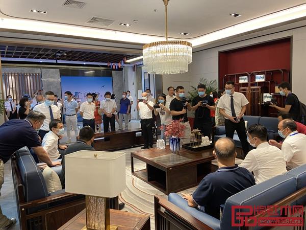 專家領(lǐng)導(dǎo)一行參觀閑適紅木展廳 專家領(lǐng)導(dǎo)一行參觀閑適紅木展廳