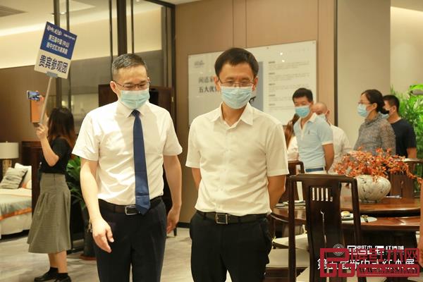 閑適紅木董事總經(jīng)理石擁軍(左)為中山市大涌鎮(zhèn)黨委副書記、鎮(zhèn)長李家豪(右)介紹閑適紅木產(chǎn)品 閑適紅木董事總經(jīng)理石擁軍(左)為中山市大涌鎮(zhèn)黨委副書記、鎮(zhèn)長李家豪(右)介紹閑適紅木產(chǎn)品