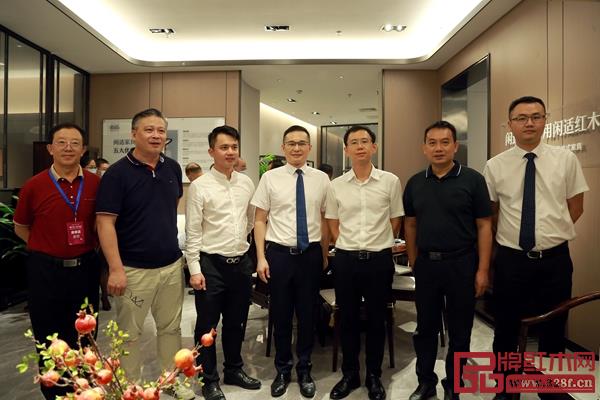 中山市大涌鎮(zhèn)黨委副書記、鎮(zhèn)長李家豪(右三),中山職業(yè)技術(shù)學(xué)院藝術(shù)設(shè)計(jì)學(xué)院院長張剛(右二),全聯(lián)藝術(shù)紅木家具專業(yè)委員會專家顧問、華南農(nóng)業(yè)大學(xué)博士生導(dǎo)師李凱夫(左一),中山市紅木家具行業(yè)協(xié)會會長林志洪(左二),全聯(lián)藝術(shù)紅木家具專業(yè)委員會執(zhí)行會長、中山市紅木古典家具學(xué)會會長、弘木傳媒CEO林偉華(左三)與閑適紅木董事總經(jīng)理石擁軍(右四),雅宋紅木總經(jīng)理竇琦柳(右一)合影留念 中山市大涌鎮(zhèn)黨委副書記、鎮(zhèn)長李家豪(右三),中山職業(yè)技術(shù)學(xué)院藝術(shù)設(shè)計(jì)學(xué)院院長張剛(右二),全聯(lián)藝術(shù)紅木家具專業(yè)委員會專家顧問、華南農(nóng)業(yè)大學(xué)博士生導(dǎo)師李凱夫(左一),中山市紅木家具行業(yè)協(xié)會會長林志洪(左二),全聯(lián)藝術(shù)紅木家具專業(yè)委員會執(zhí)行會長、中山市紅木古典家具學(xué)會會長、弘木傳媒CEO林偉華(左三)與閑適紅木董事總經(jīng)理石擁軍(右四),雅宋紅木總經(jīng)理竇琦柳(右一)合影留念