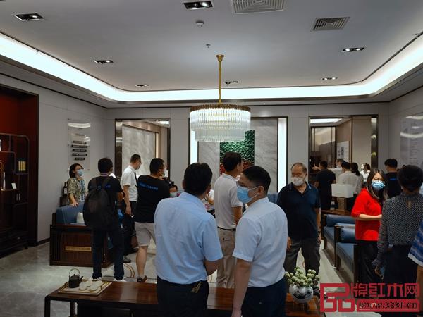 閑適紅木展廳現(xiàn)場人氣火爆 閑適紅木展廳現(xiàn)場人氣火爆